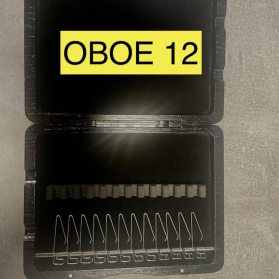 Caja para 12 cañas de oboe. Madera, con mecanismo de muelles.